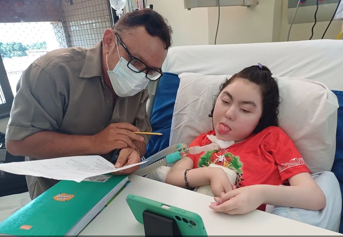 Foto: Gustavo Campos-HRBA/ Élida Sousa tem neuropatia congênita e por depender de aparelhos, ela mora no hospital mas segue os estudos com dedicação