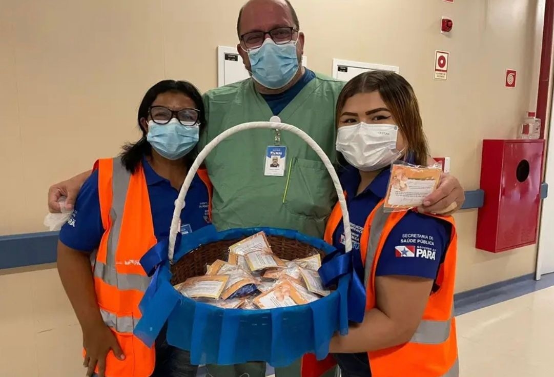 Profissional de saúde do PSRM recebe as mensagens de elogios de usuários, coletadas pela equipe do SAU/Ouvidoria